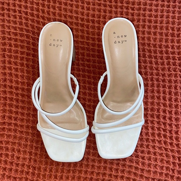 (SOLD)A new day block heels - Picture 2 of 5
